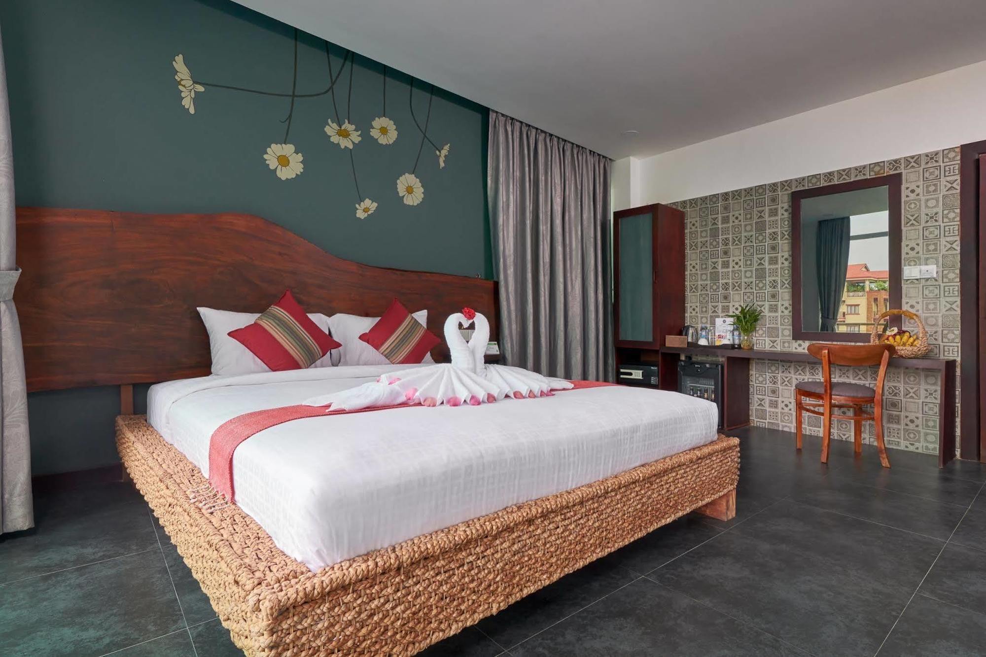 Monsoon Bassac Hotel Phnom Penh Exteriör bild